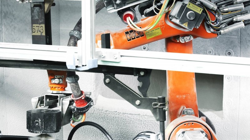 點擊打開原圖 庫卡 KR 16機(jī)器人在噴涂作業(yè)